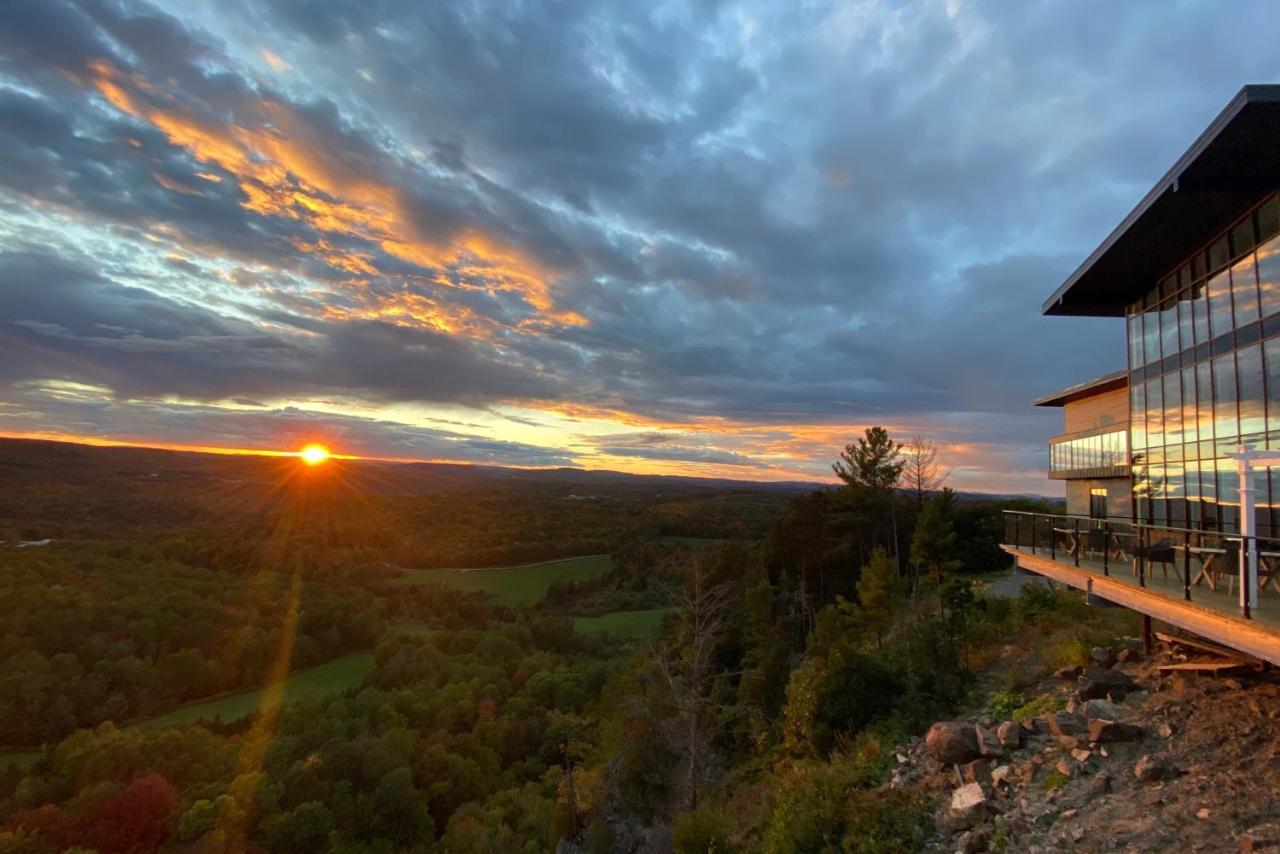 Auberge De La Montagne Coupee Saint Jean De Matha Bagian luar foto